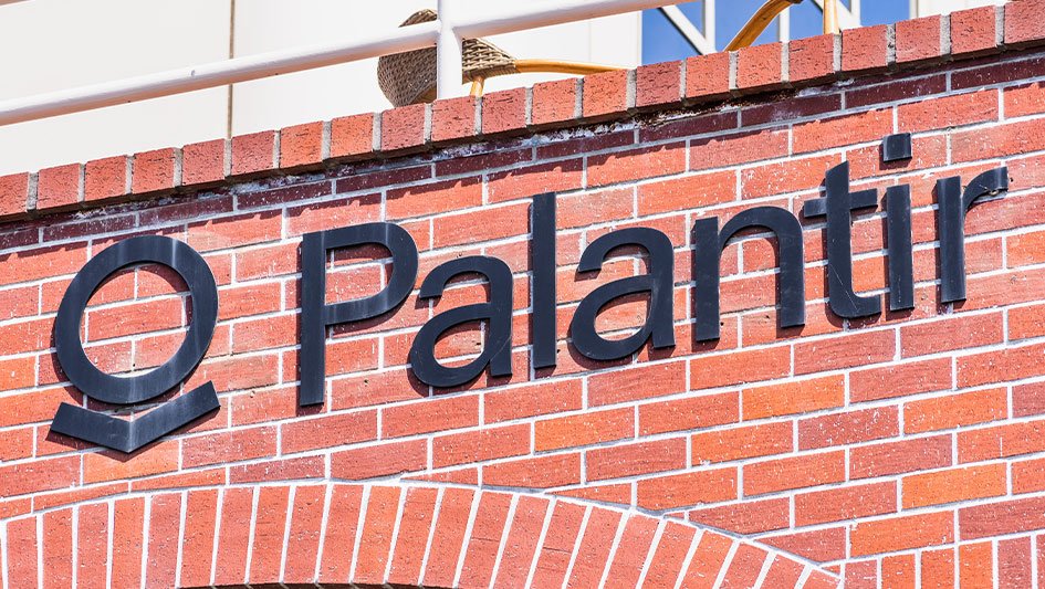 PLTR stock dips as Palantir earnings miss, revenue forecast grows according to estimates
