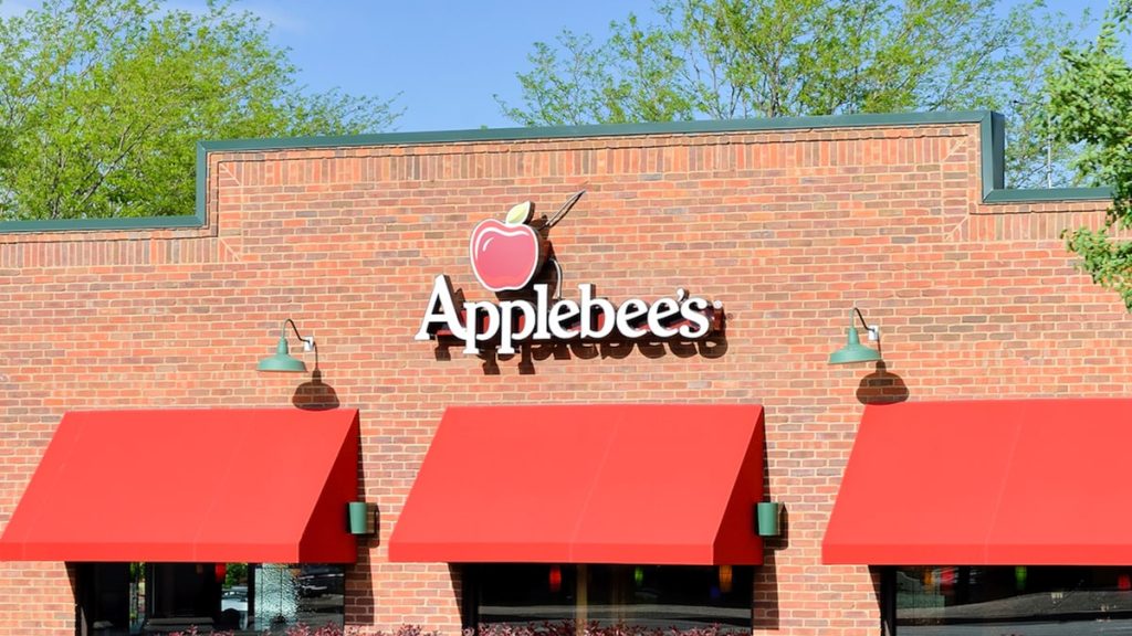 Applebee's franchise cuts wages amid rising gas prices