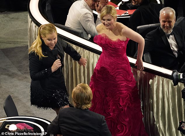 Amy Schumer Confirms to Critics That Kirsten Dunst Was ‘In’ Oscars Seat-Stuffing Joke