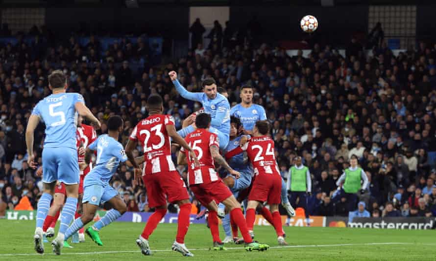 Aymeric Laporte, Manchester City's player, hits the net.