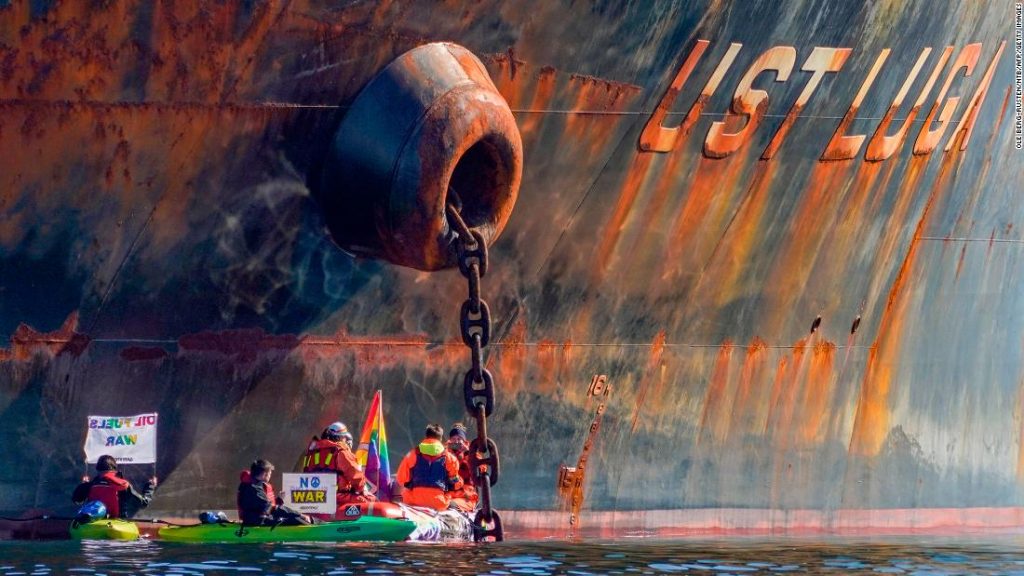 Greenpeace activists tried to block a Russian oil tanker bound for Norway