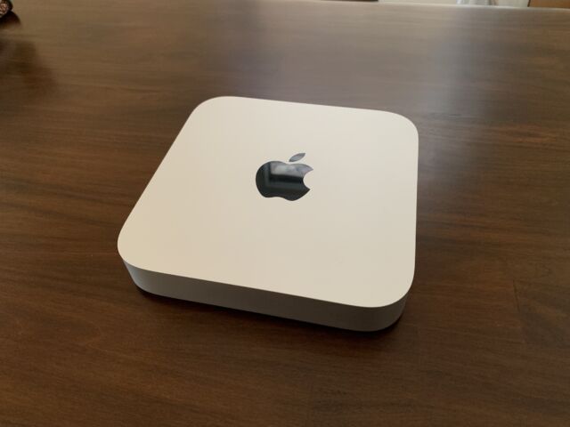 Apple Mac mini 2020 equipped with the M1 system.  It's still a powerful little PC for casual work, but note that a model with a new chip has been reported to arrive sometime this year.