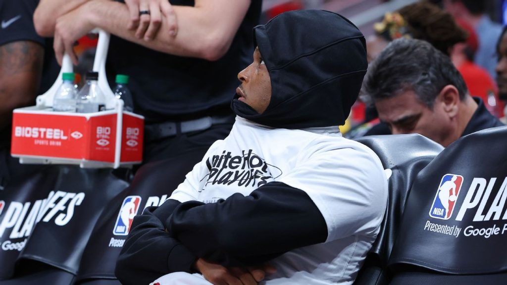 Miami Heat player Kyle Lowry leaves with a hamstring injury.  4 mode game in the air