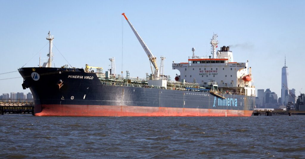 The rotation of a giant tanker reveals pressure in the Russian oil market