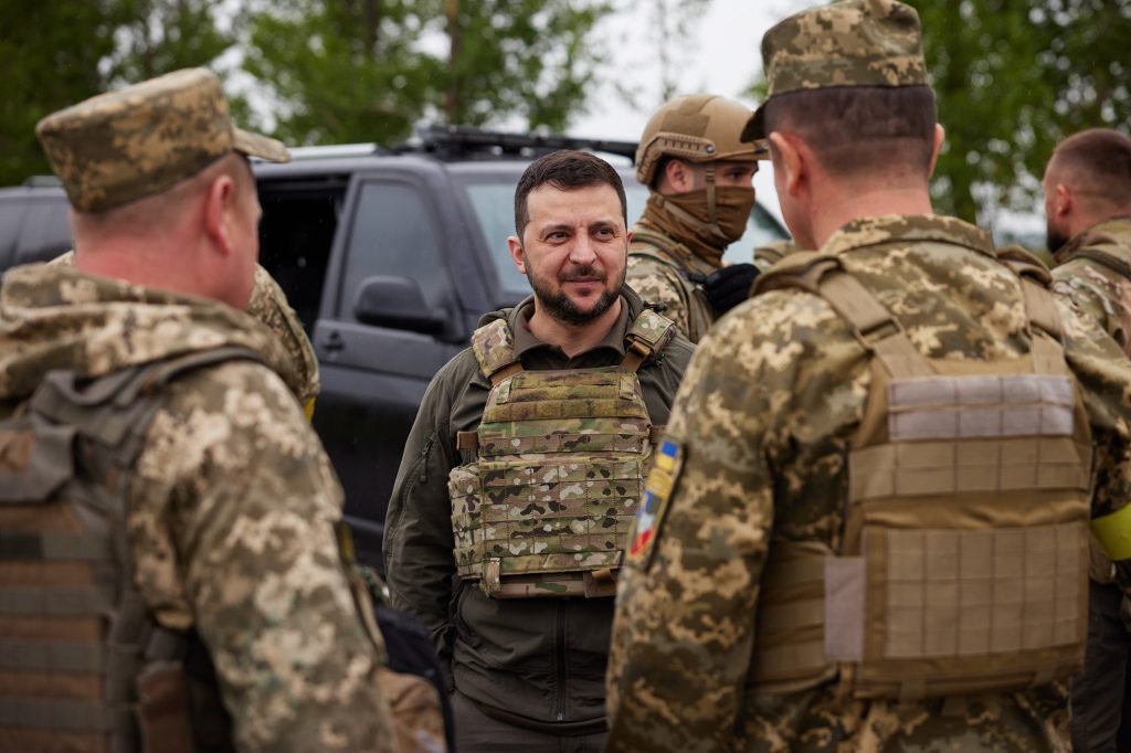 Ukrainian President Volodymyr Zelensky (centre) meets with Ukrainian soldiers.