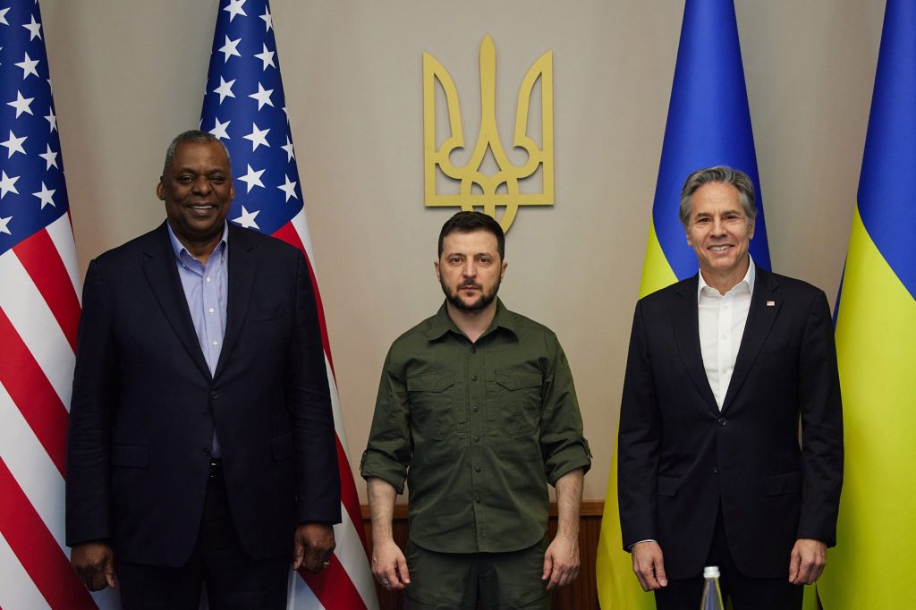 Ukrainian President Volodymyr Zelensky (center) poses for a photo with US Secretary of State Anthony Blinken (left) and US Defense Secretary Lloyd Austin (right).