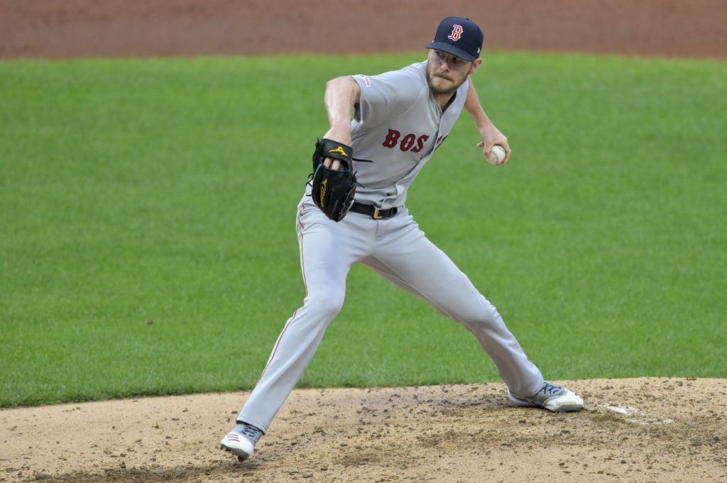 Chris Sale exits start with visible hand injury