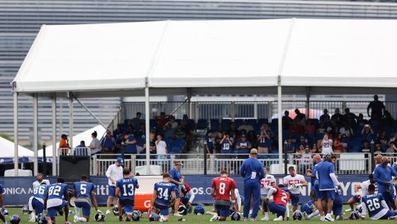 Giants assistant coach participates in the training camp battle
