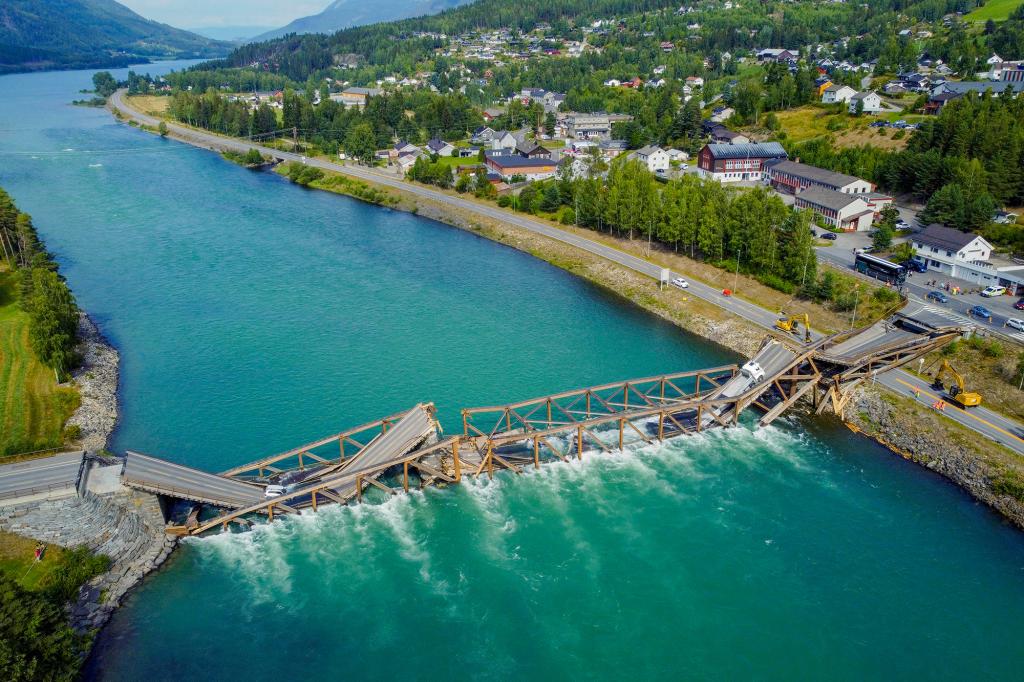 Bridge collapse in Norway, two vehicle drivers rescued