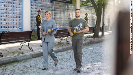 Ukrainian President Volodymyr Zelensky and his wife Olena visit the Wall of Memory of the Fallen Defenders of Ukraine in Kyiv on August 24.