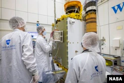 DART team members from the Johns Hopkins Laboratory of Applied Physics in Maryland and the Italian Space Agency carefully positioned the LICIACube on the DART spacecraft.  (Image credits: NASA/Johns Hopkins APL/Ed Whitman)