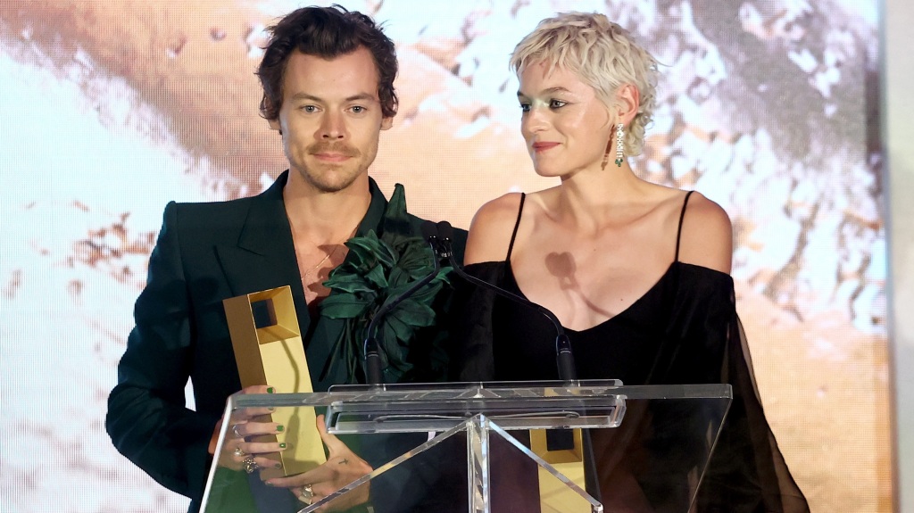 Harry Styles receives his first acting award of the Oscars season