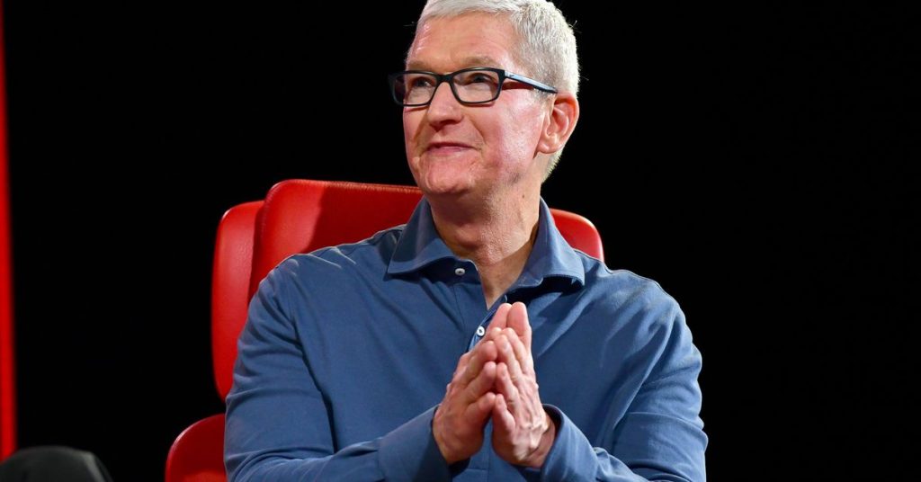 Tim Cook would rather sell you an iPhone than add RCS to iMessage