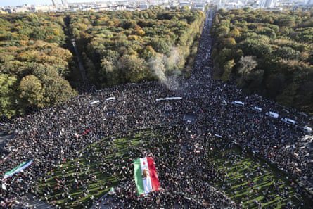 An aerial view of the crowds surrounding the Victory Column in Berlin.