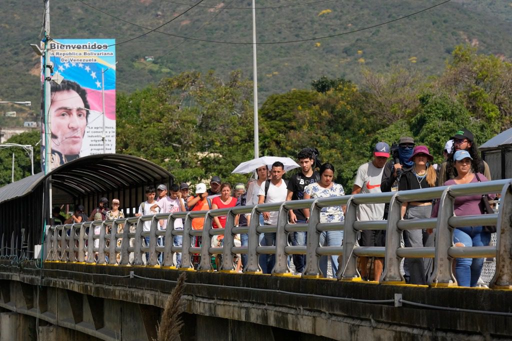 Pedestrians use the Simon Bolivar International Bridge to cross between San Antonio, Venezuela and Cúcuta, Colombia, Monday, September 26, 2022. Vehicles carrying goods also crossed the bridge in a ceremonial act to resume trade relations between the two countries.  (AP Photo/Fernando Vergara)