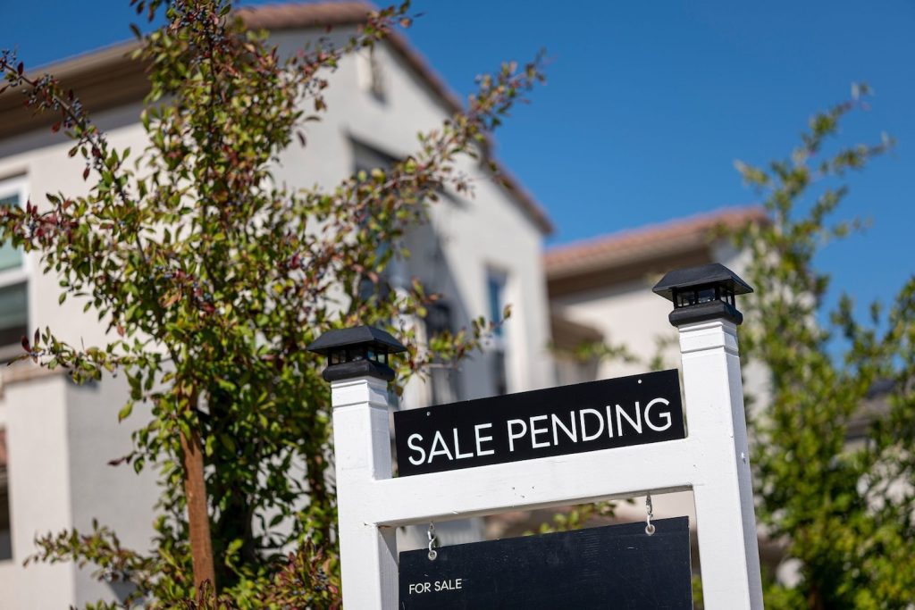 Mortgage rates hit 7 percent as the Fed moves into the sluggish economy