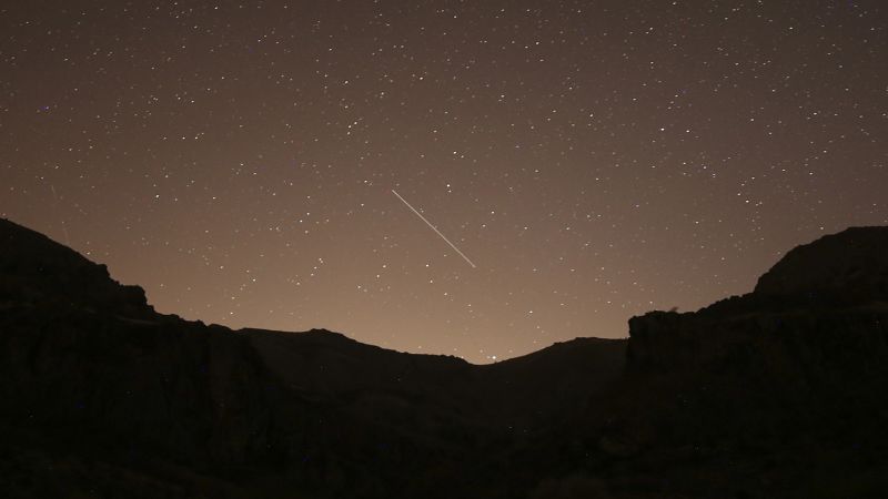 Leonid meteor: Fast, bright meteors light up the night sky